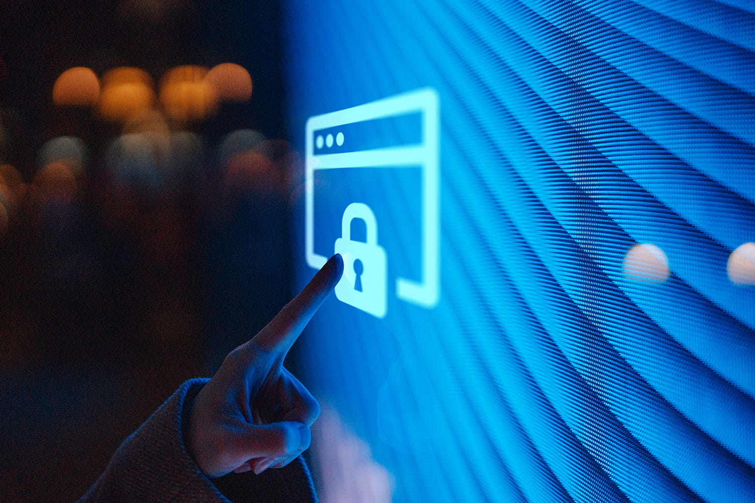 Persona apuntando a un ícono de ciberseguridad en la pantalla