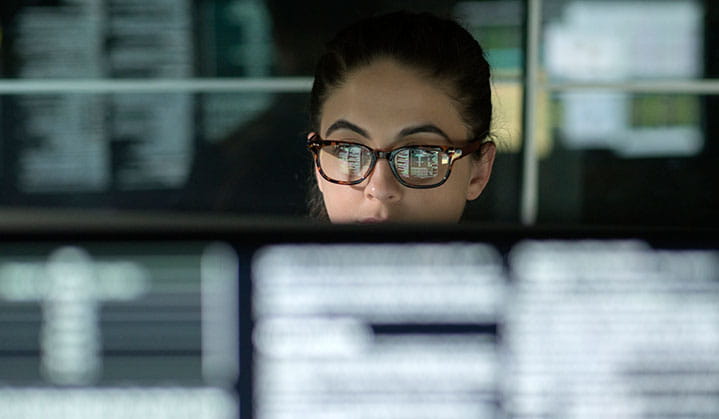 Persona con anteojos negros revisando opciones de flujo de caja disponibles para su negocio en su computadora.