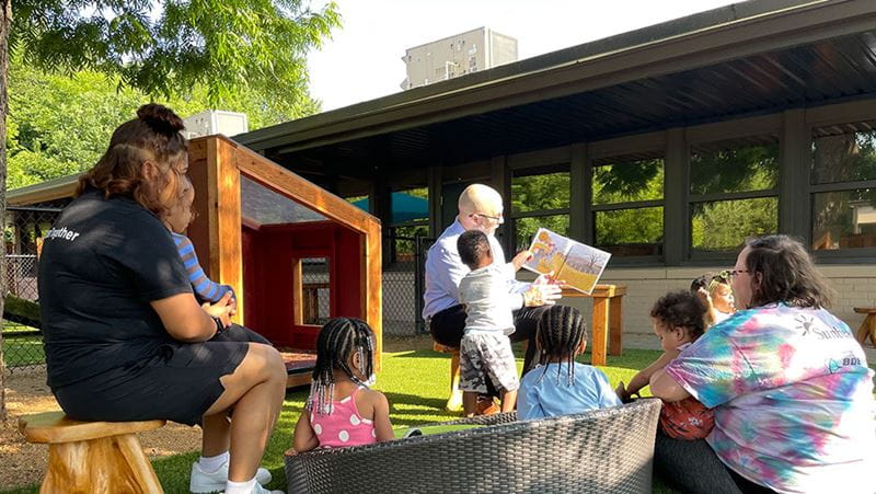 Evan Walter lee para apoyar a niños sin hogar en la organización sin fines de lucro; Sunbeam Family Services iniciado por Lizzie Swisher.