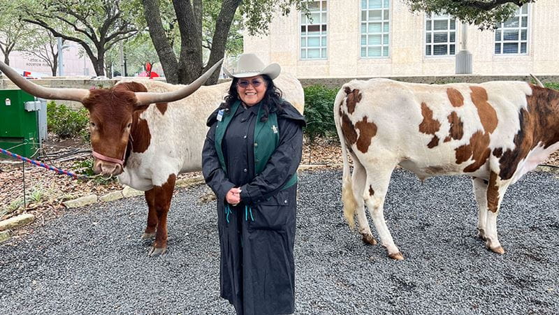 Elizabeth Guerrero con ganado de cuernos largos en The Houston Livestock Show and Rodeo